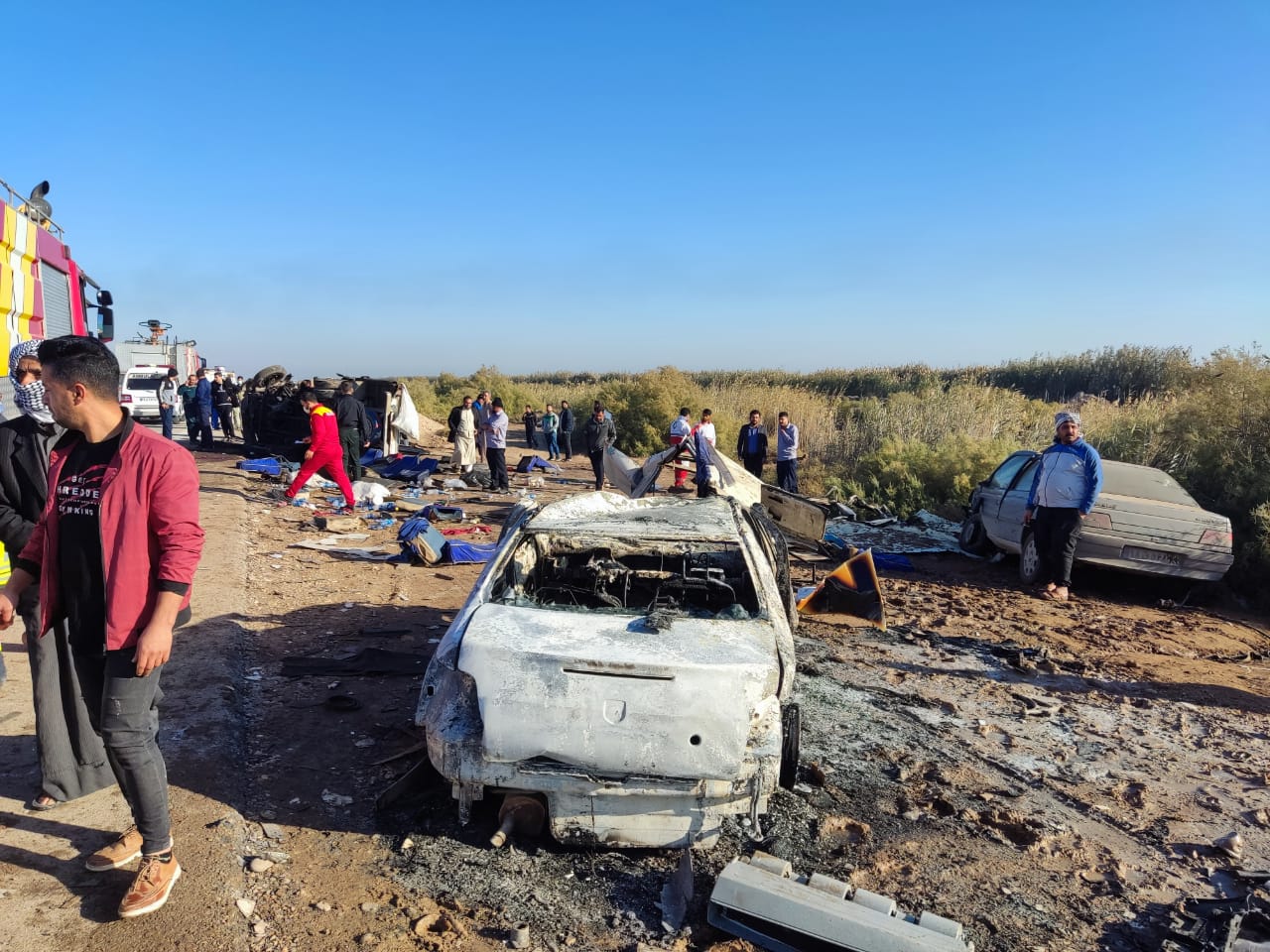 امدادرسانی نجاتگران هلال احمر خوزستان به مصدومان حادثه تصادف زنجیره‌ای در محور اهواز خرمشهر