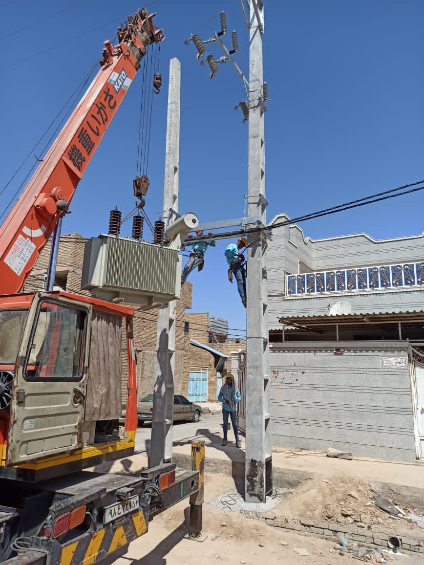 احداث 3450متر شبکه جهت رفع افت ولتاژ برق روستاهای غیزانیه اهواز