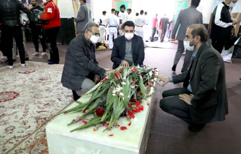 حضور مدیرعامل برق اهواز در مراسم غبارروبی و عطرافشانی گلزار شهدا حضور مدیرعامل برق اهواز در مراسم غبارروبی و عطرافشانی گلزار شهدا