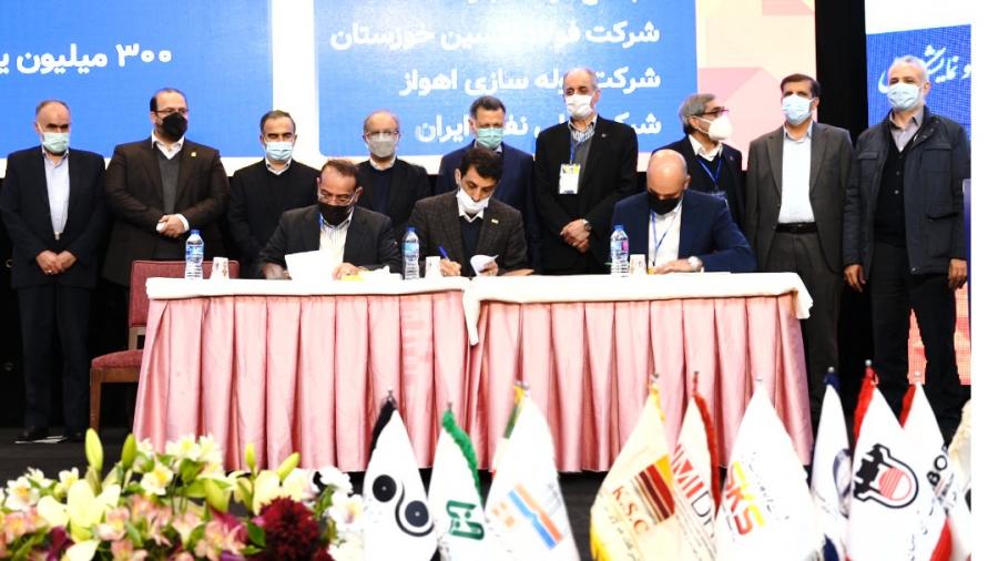 به همت شرکت فولاد اکسین خوزستان انجام شد؛ امضای تفاهم‌‌نامه سه جانبه به منظور فراهم کردن لوله‌های مورد نیاز پروژه‌های نفت و گاز