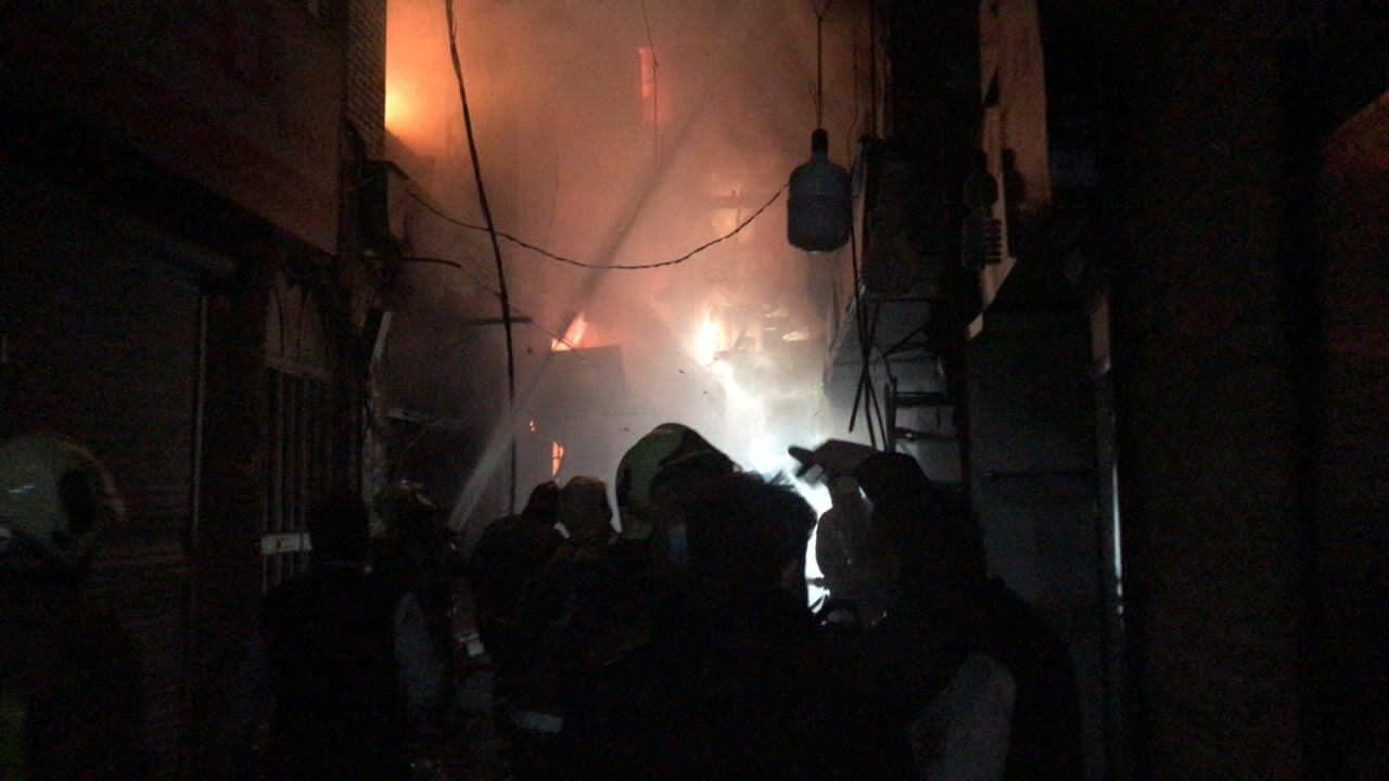 ۶ ایستگاه در حال خاموش کردن آتش سوزی بازار تهران هستند