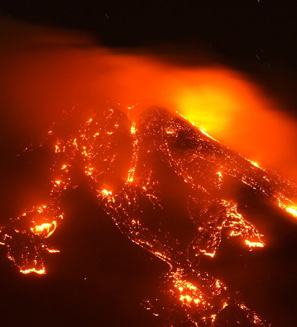 فوران کوه آتشفشانی اتنا در ایتالیا