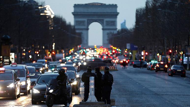 مخالفان واکسیناسیون اجباری پشت دروازه‌های پاریس