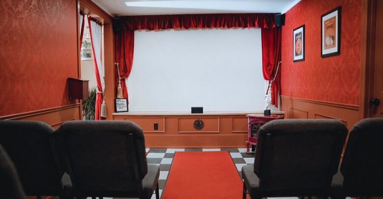کوچک‌ترین سینمای جهان با سیزده صندلی
