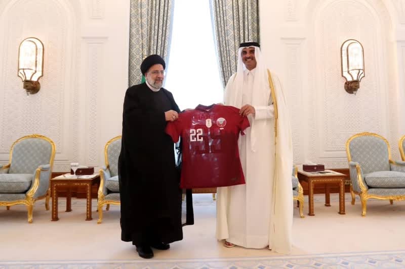 اهدای پیراهن تیم‌ملی قطر به «رئیسی» از سوی امیر قطر