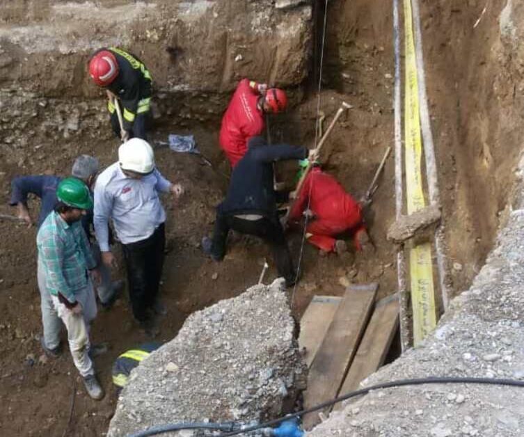 نجات مصدومان حادثه گودبرداری توسط آتشنشانی قم نجات مصدومان حادثه گودبرداری توسط آتشنشانی قم