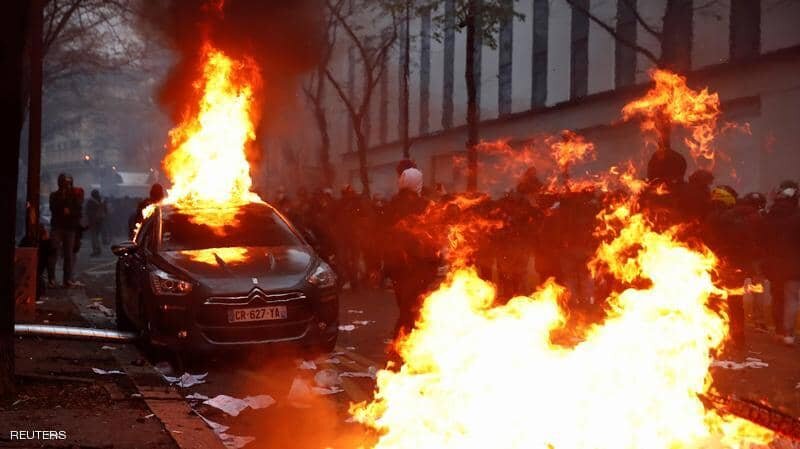 تصاویر دوربین‌ها از آتش‌سوزی عمدی خودرو‌ها در ستارخان