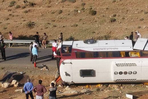 عبور از نام مسئولان حادثه واژگونی اتوبوس خبرنگاران در جامعه بازتاب منفی دارد