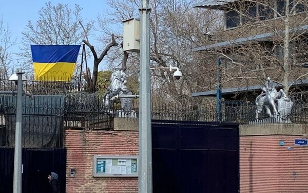 نصب پرچم اوکراین بر سر در سفارت بریتانیا در تهران