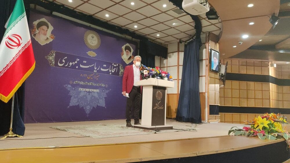 احمدی‌نژاد جدید با کت قرمز: میرحسین و خاتمی در دولت من نقش دارند