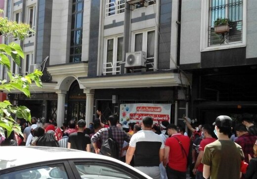 شعار تند پرسپولیسی‌ها مقابل چشمان عزیزی خادم