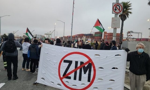 ممانعت تظاهرکنندگان از تخلیه محموله کشتی رژیم صهیونیستی در بندر کالیفرنیا