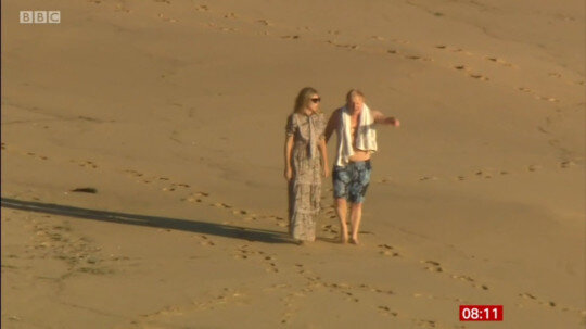 تصویر جنجالی بوریس جانسون با همسرش کنار ساحل
