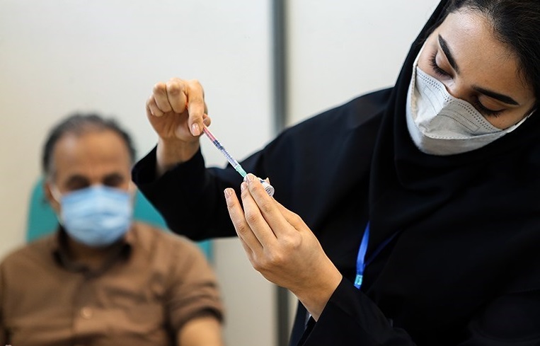 چالش‌های واکسن کرونا در ایران؛ از وعده‌های شیرین تا انتظار و نگرانی واکسن‌زدگان