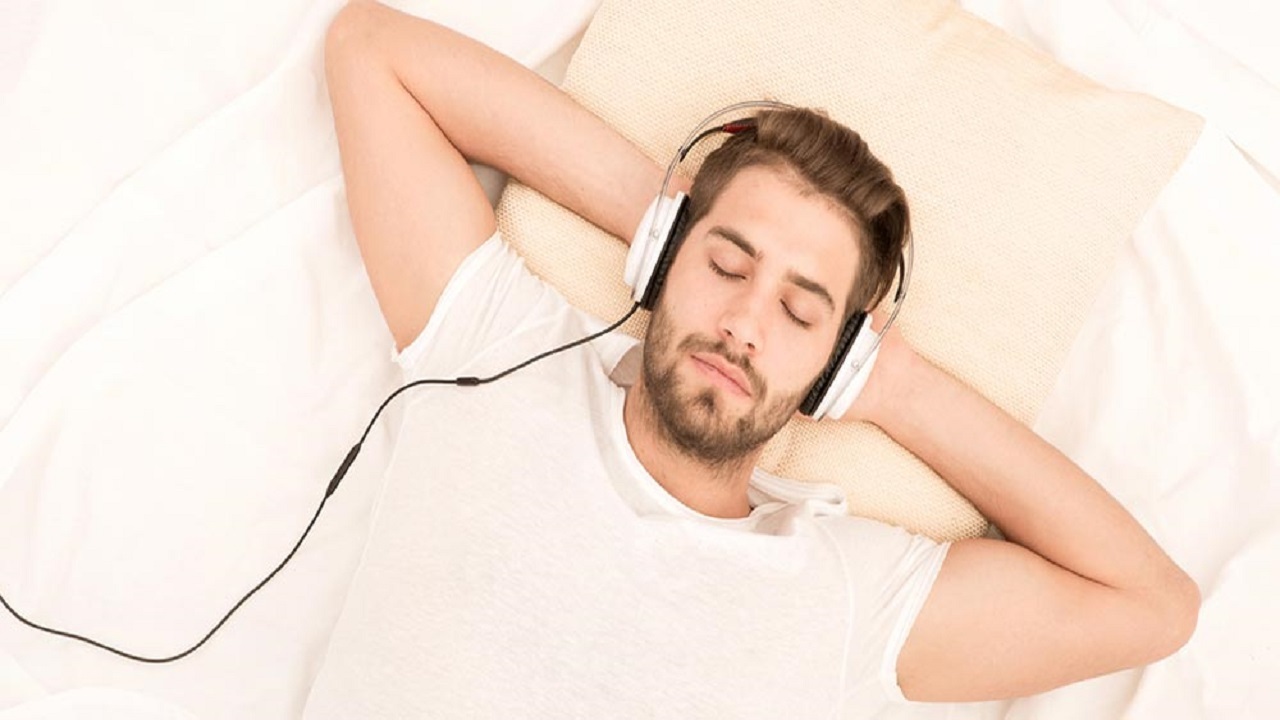 اثرات گوش دادن به موسیقی قبل از خواب 