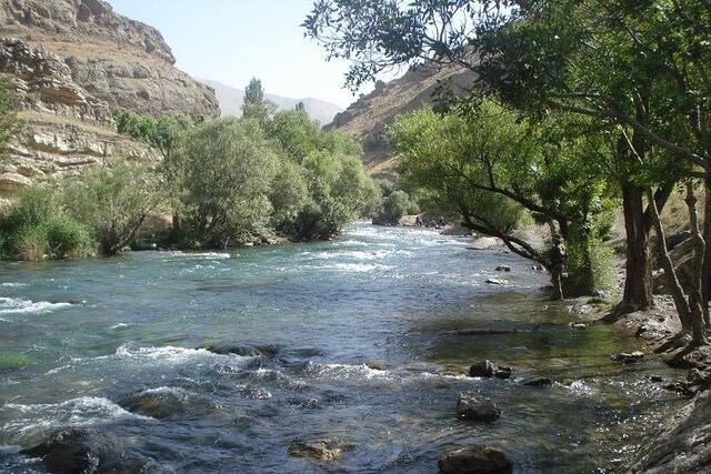 نجات ۵ خانواده گرفتار وسط رودخانه کرج