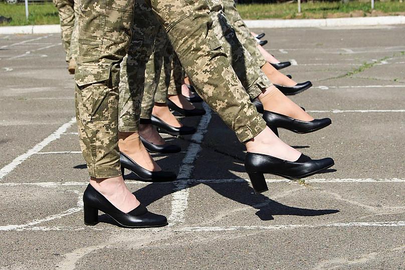 رژه نظامی زنان اوکراینی با کفش‌های پاشنه بلند