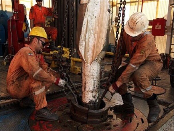 بررسی خواسته‌های صنفی کارگران شاغل در شرکت‌های نفتی 