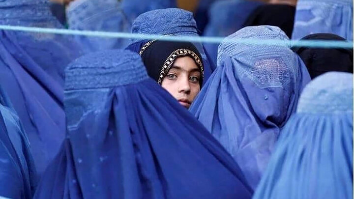 سخنگوی طالبان: زنان در حکومت طالبان حجاب خواهند داشت