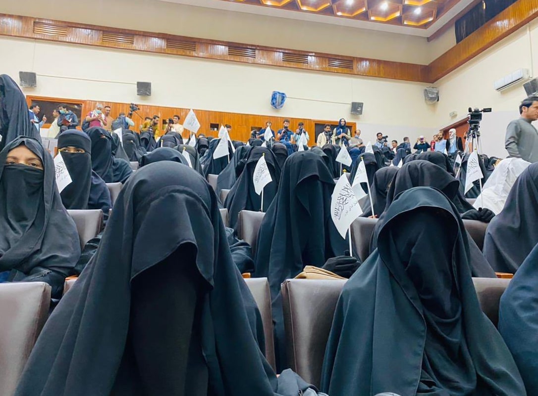 گرد‌همایی زنان طالبان در کابل با نمایش پوشش مطلوب طالبان