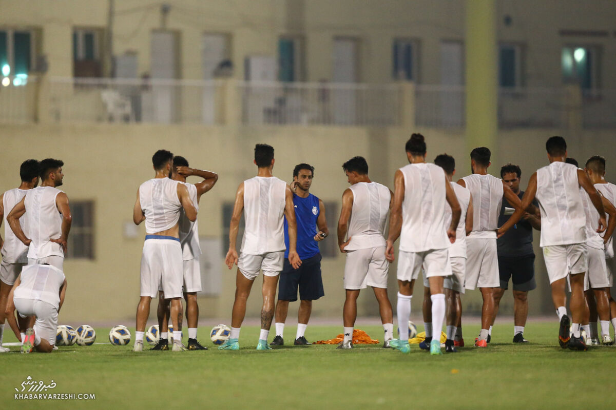 بازیکنان استقلال در امارات به دنبال پول می‌گردند