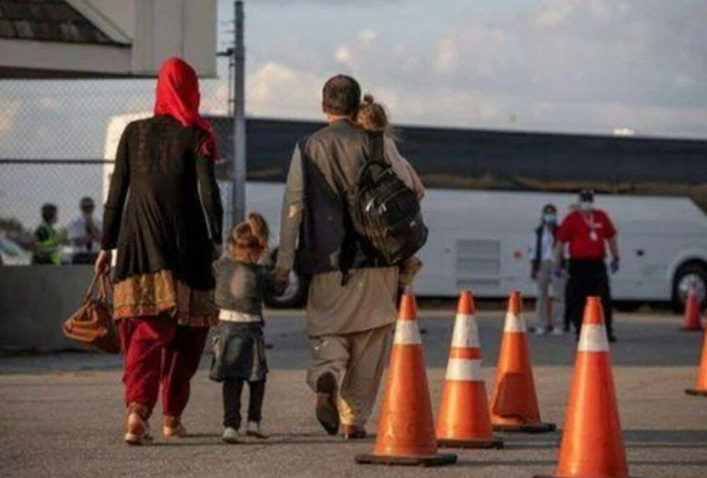 عکس روز؛ ورود مهاجران افغانستانی به فرودگاه تورنتو کانادا