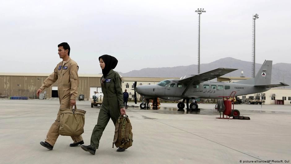 سنگسار خلبان زن ارتش افغانستان