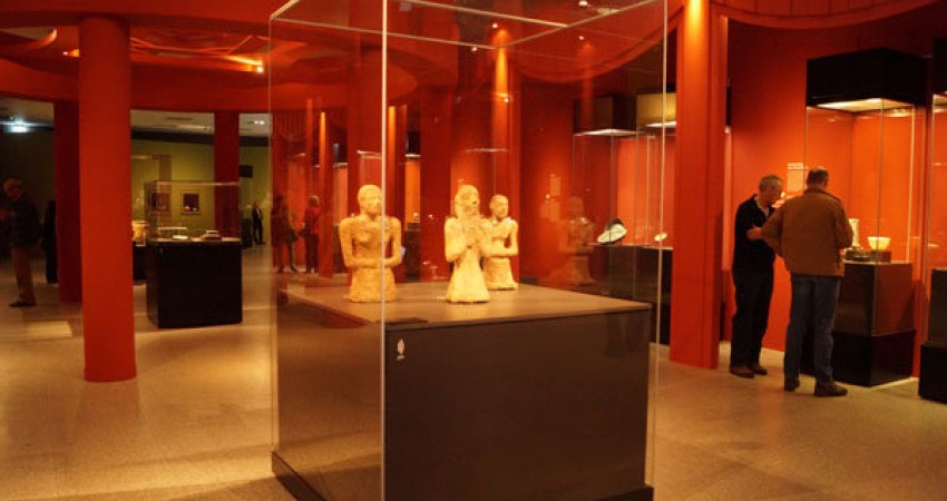 پول ۶۰۰ هزار اشیای گم شده موزه ملی به نفع «جریان انحرافی» در آفریقا؟!