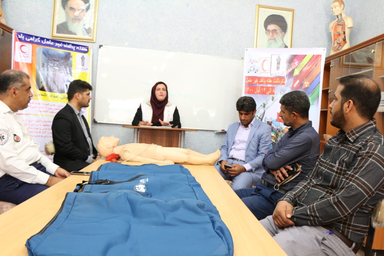 برپایی نمایشگاه تجهیزات امدادی در مرکز علمی کاربردی هلال احمر خوزستان