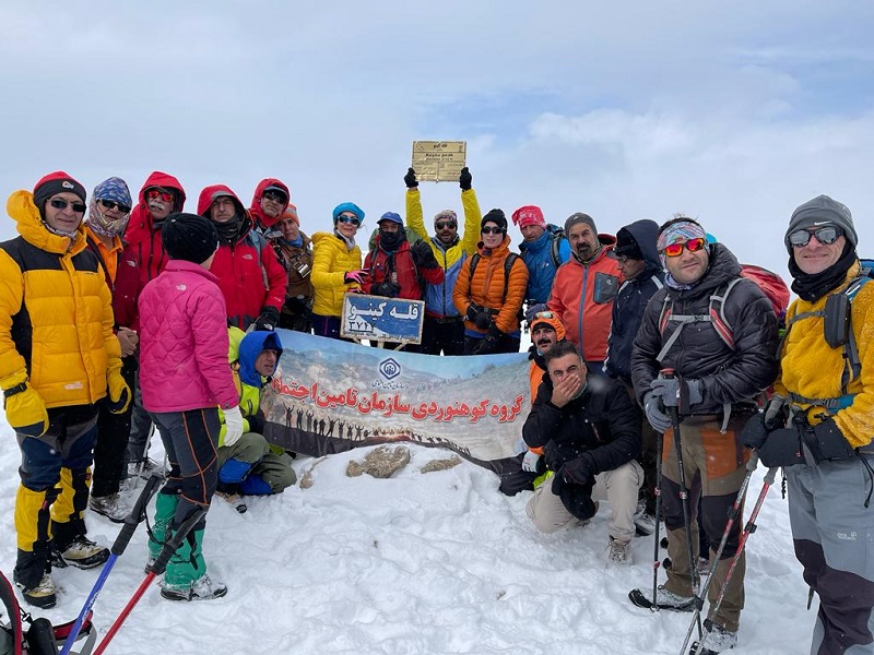 پرچم سازمان تامین اجتماعی در قله 3743 متری کینو به اهتزاز درآمد /صعود تیم کوهنوردی سازمان تامین اجتماعی کشور به قله کینو