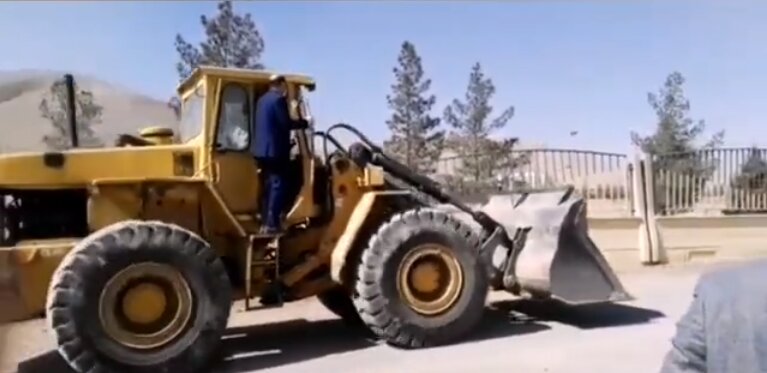 نماینده نجف آباد با لودر به دانشگاه آزاد حمله کرد + عکس نماینده نجف آباد حمله با لودر به دانشگاه آزاد