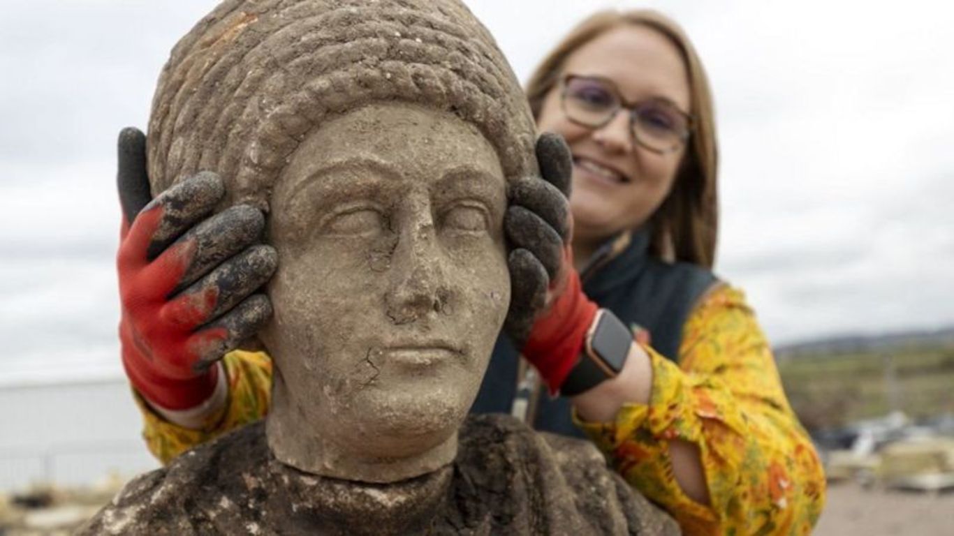 کشف مجسمه‌های رومی در راه‌آهن بریتانیا