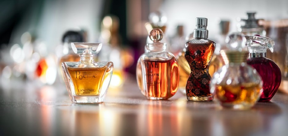 ۸ عطر پرطرفدار و قیمت مناسب برای خانم‌ها