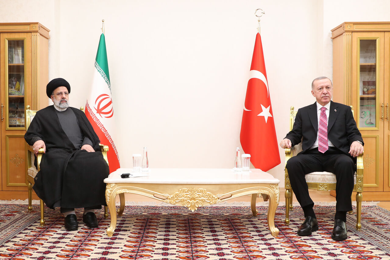رییسی به اردوغان: مشکلات باید توسط کشور‌های منطقه حل و فصل شود