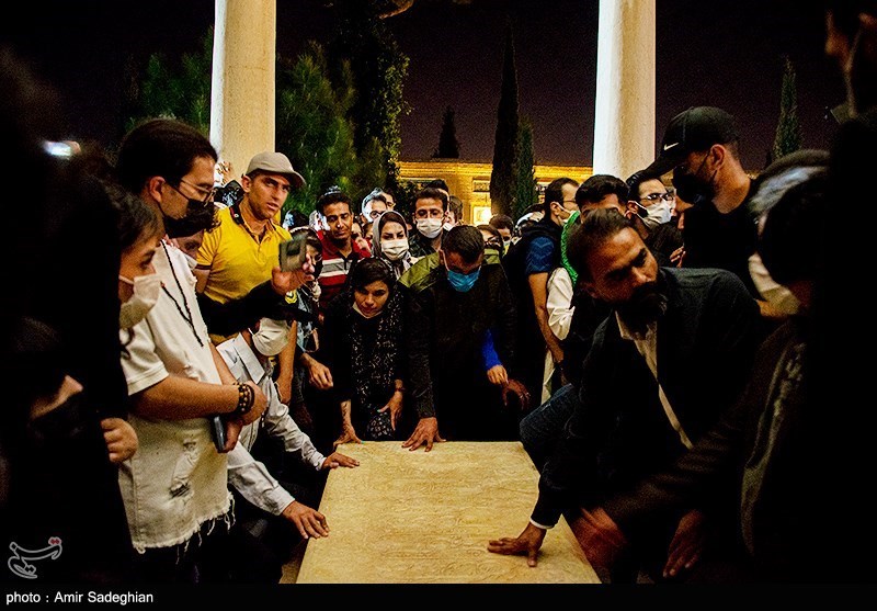 مراسم تحویل سال ۱۴۰۱ در آرامگاه حافظ/ گزارش تصویری