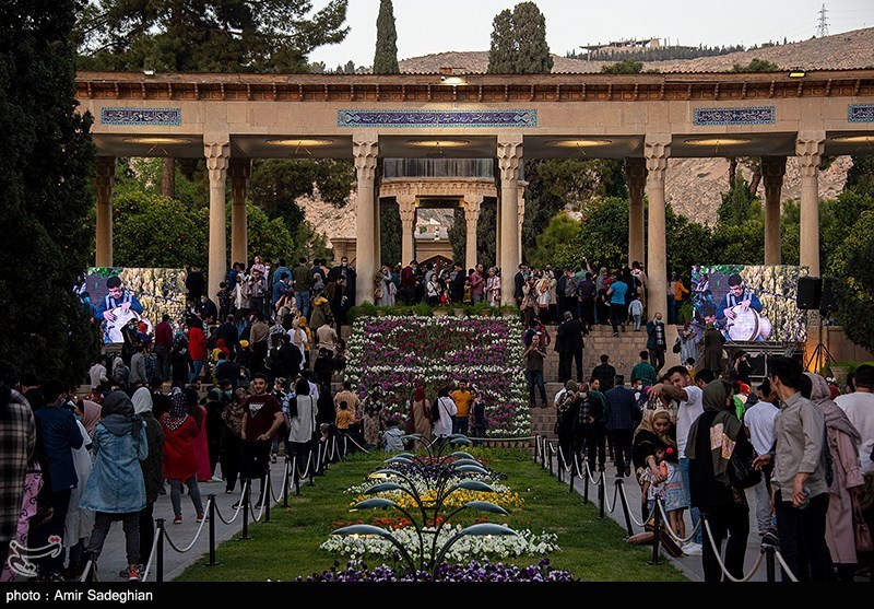 مراسم تحویل سال ۱۴۰۱ در آرامگاه حافظ/ گزارش تصویری