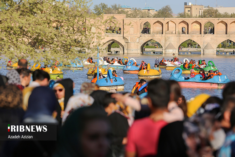 زاینده‌رود جاذبه گردشگری مسافران نوروزی اصفهان/ گزارش تصویری