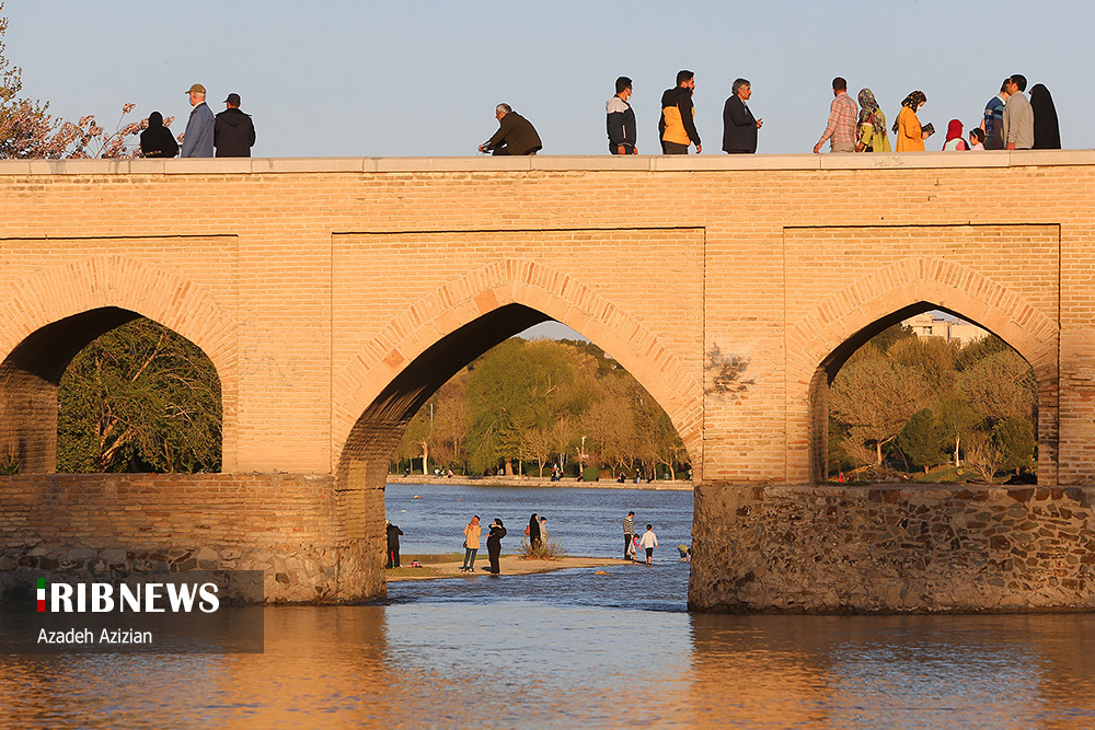 زاینده‌رود جاذبه گردشگری مسافران نوروزی اصفهان/ گزارش تصویری