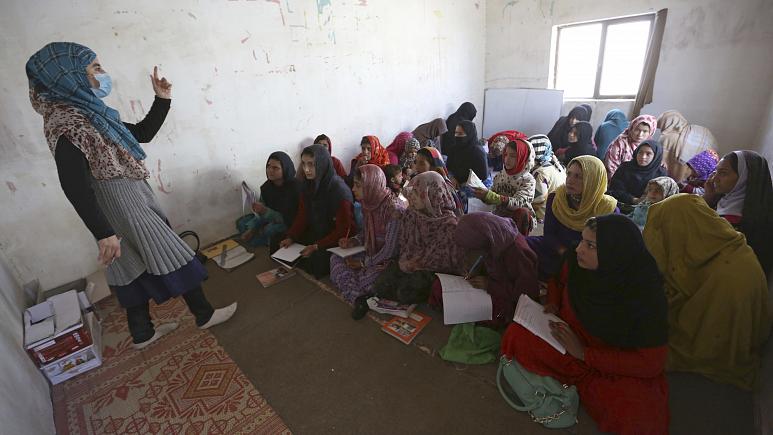 توقف ۴ پروژه بانک جهانی در افغانستان در واکنش به محدودیت تحصیل دختران