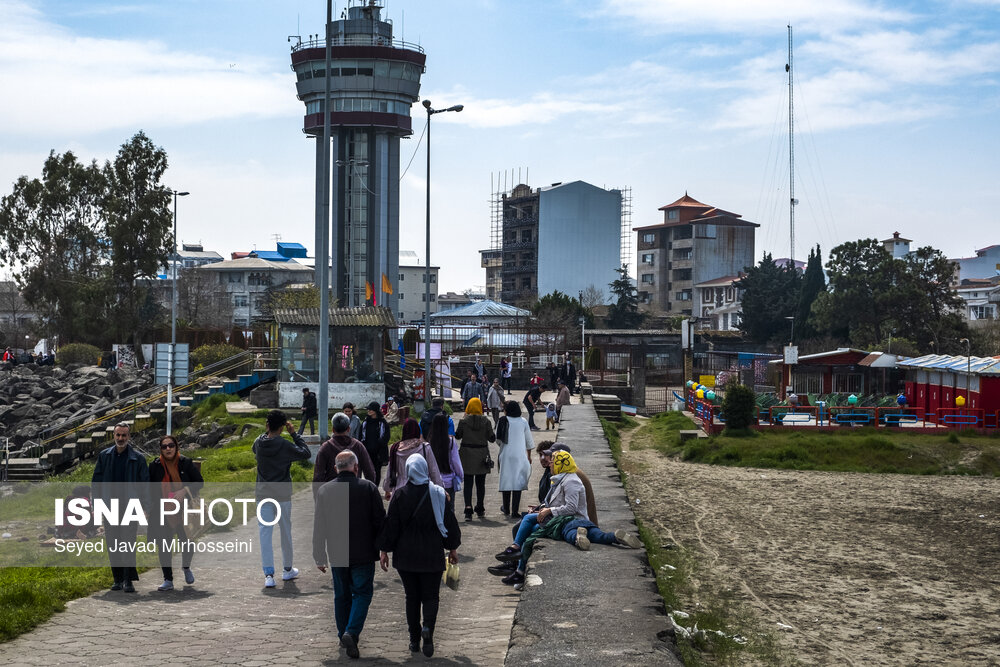 بازدید مسافران نوروزی از بندر انزلی/ گزارش تصویری