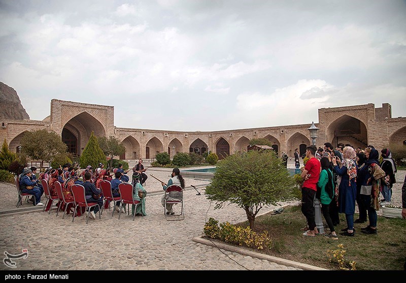 جشن نوروز در کاروانسرای بیستون/ گزارش تصویری