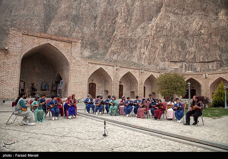 جشن نوروز در کاروانسرای بیستون/ گزارش تصویری