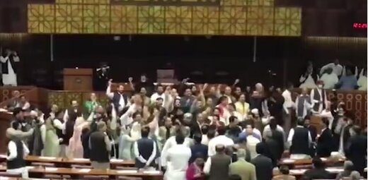 پارلمان پاکستان جلسه سلب رأی اعتماد عمران خان را به تعویق انداخت