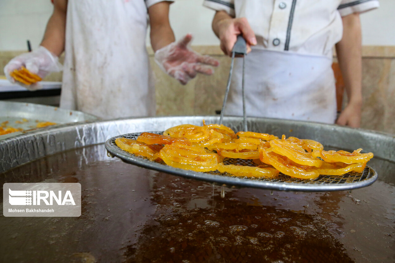 زولبیا و بامیه؛ شیرینی مخصوص رمضان/ گزارش تصویری