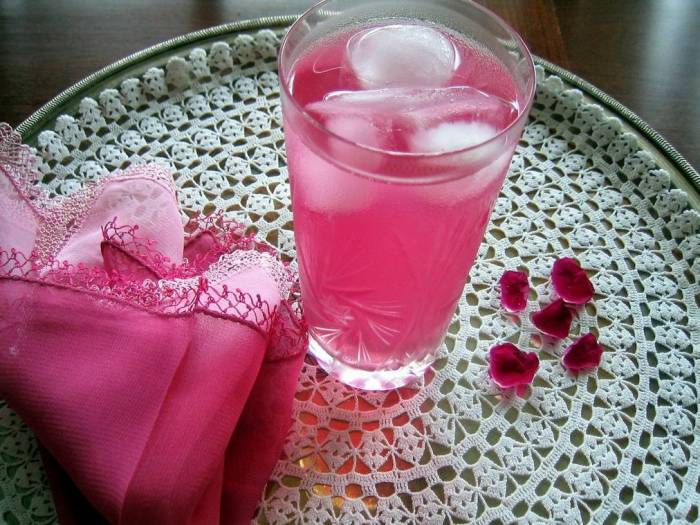 خاصیت نوشیدن گلاب در ماه مبارک رمضان