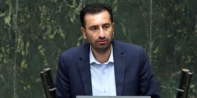 نماینده مجلس: چرا مردم باید تاوان بی‌عرضگی مسئولان ایران خودرو و سایپا را بپردازند؟