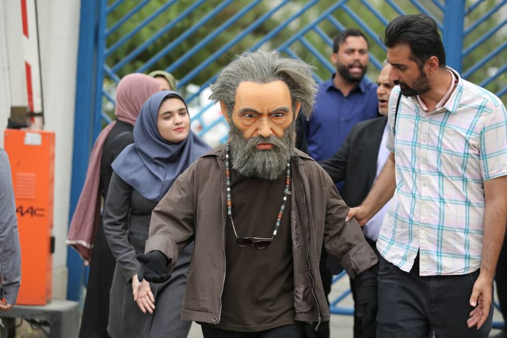 عروسک مسعود فراستی در فیلم سینمایی گل به خودی
