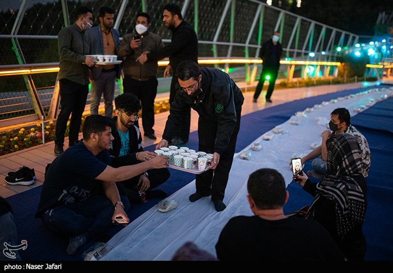 افطاری روی پل طبیعت/ گزارش تصویری
