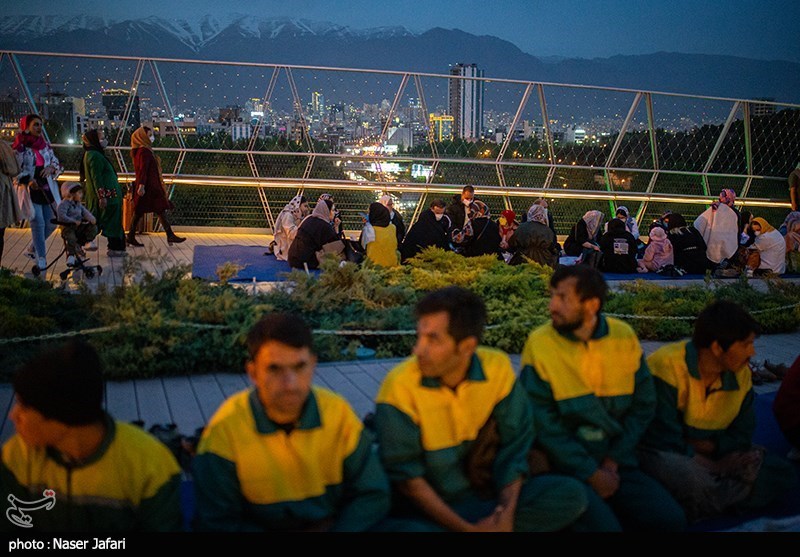 افطاری روی پل طبیعت/ گزارش تصویری