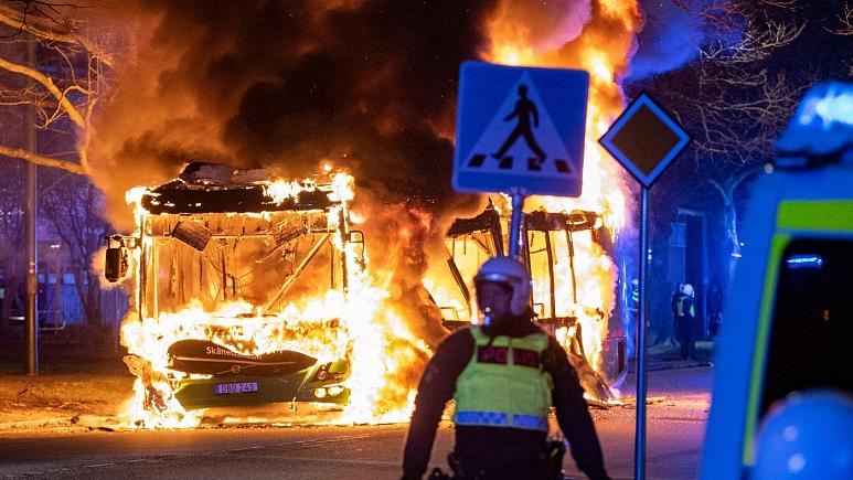 تیراندازی پلیس و ۳ مجروح در سوئد در پی آتش زدن قرآن